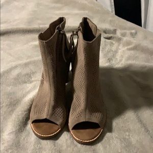 Tom's boties Size 7 used